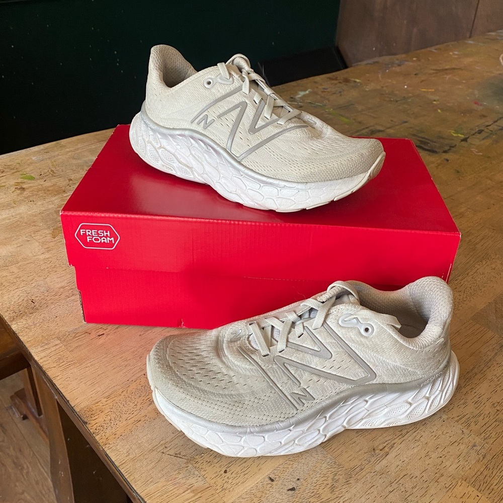 New balance women’s 5.5 Wide Grey white Fresh form X more V4 running shoes